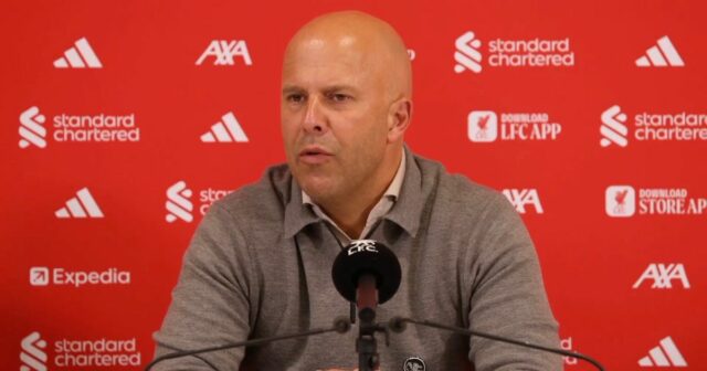 LIVERPOOL, ANGLICKO - 19. OKTÓBRA: Alexis Mac Allister z Liverpoolu sa lieči počas zápasu Premier League medzi Liverpoolom a Manchestrom United na Anfielde 19. októbra 2025 v Liverpoole v Anglicku. (Foto: Robbie Jay Barratt - AMA/Getty Images)