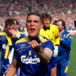 Vinnie Jones na ihrisku Wembley, zatiaľ čo jeho spoluhráči z Wimbledonu pochodujú za ním