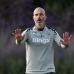 Hlavný tréner Enzo Maresca z Chelsea počas tréningu na Chelsea Training Ground 29. septembra 2025 v Cobhame v Anglicku