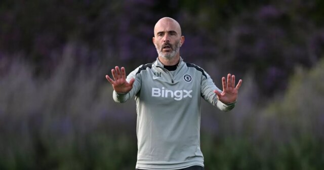 Hlavný tréner Enzo Maresca z Chelsea počas tréningu na Chelsea Training Ground 29. septembra 2025 v Cobhame v Anglicku