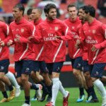 Sebastien Squillaci; Marouane Chamakh, Cesc Fabregas, Carlos Vela z Arsenalu sa 4. augusta 2011 zúčastňujú na otvorenom tréningovom stretnutí členov Arsenalu na Emirates Stadium
