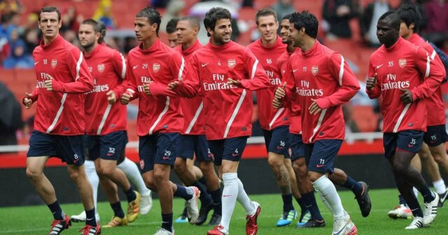 Náklady na prepadávanie nástrojov ₤ 1 milión, čo je cieľ, Sebastien Squillaci; Marouane Chamakh, Cesc Fabregas, Carlos Vela z Arsenalu sa 4. augusta 2011 zúčastňujú na otvorenom tréningovom stretnutí členov Arsenalu na Emirates Stadium
