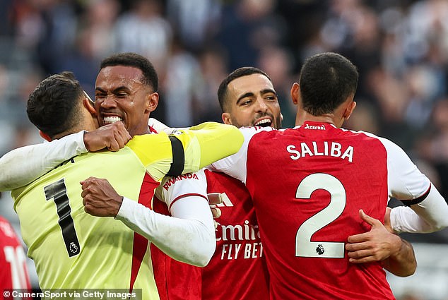 Námietka dizajnu kolekcie a kulisy je úplne hlúpa - nie Arsenal bol zosmiešňovaný a zosmiešňovaný a každý si našiel spôsob, ako kritizovať jeho spôsob hry – aj keď mu necháva štyri body s prehľadom na čele Premier League.