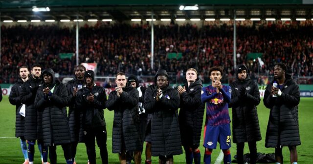 Nasledovník zomiera po udalosti v aréne, keď „futbal zaujal zadné RB Lipsko