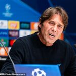 Antonio Conte poslal svojim hráčom prísne varovanie, aby posilnili po prehre Neapola s PSV 6:2.