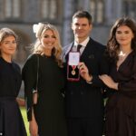 Anglická legenda James Anderson prevzal rytiersky titul z rúk princeznej Anny počas ceremoniálu na hrade Windsor. Na snímke s manželkou Daniellou (druhá zľava) a dcérami Lolou a Ruby