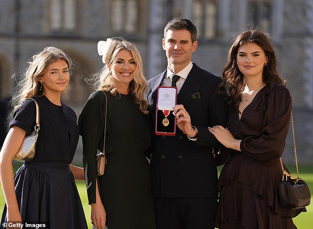 Nech sa páči, pane Jimmy! Anglický kriketový príbeh Anderson získal Anglická legenda James Anderson prevzal rytiersky titul z rúk princeznej Anny počas ceremoniálu na hrade Windsor. Na snímke s manželkou Daniellou (druhá zľava) a dcérami Lolou a Ruby