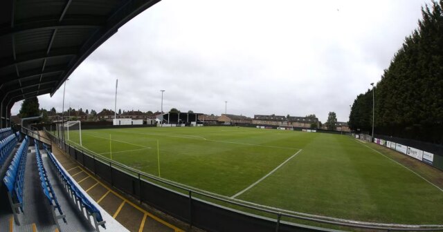 Neligová videohra bola pozastavená, keď sa hráči odklonili z ihriska Celkový pohľad na Hayden Road pred predsezónnym priateľským zápasom medzi Rushden & Diamonds a Northampton Town na Hayden Road 30. júla 2019 v Rushdene v Anglicku.