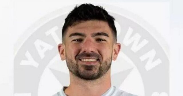 Neligový futbalista James Byrne, na snímke počas hry za Yate Town v roku 2023