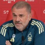 NOTTINGHAM, ANGLICKO – 18. OKTÓBRA: Ange Postecoglou, manažér Nottingham Forest, sa prizerá počas zápasu Premier League medzi Nottingham Forest a Chelsea na City Ground 18. októbra 2025 v Nottinghame v Anglicku. (Foto: Shaun Botterill/Getty Images)