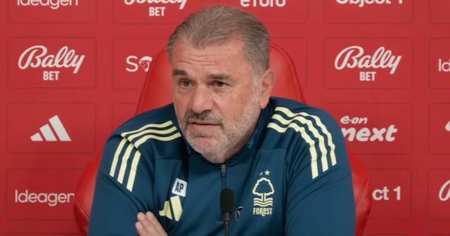 NOTTINGHAM, ANGLICKO – 18. OKTÓBRA: Ange Postecoglou, manažér Nottingham Forest, sa prizerá počas zápasu Premier League medzi Nottingham Forest a Chelsea na City Ground 18. októbra 2025 v Nottinghame v Anglicku. (Foto: Shaun Botterill/Getty Images)