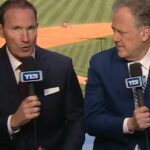 John Flaherty (vľavo) je zobrazený, ako zvoláva akciu Yankees spolu s hlásateľom YES Michaelom Kayom