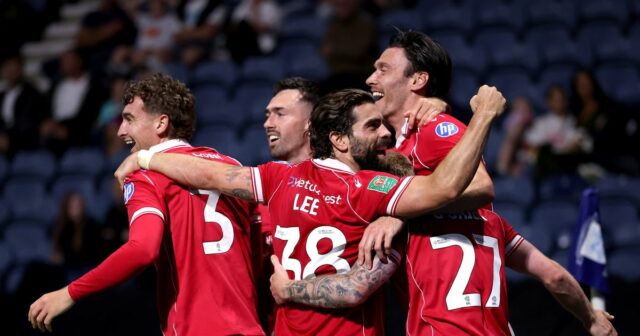 Útočník Wrexham Kieffer Moore oslavuje so svojimi spoluhráčmi po bodovaní