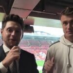 Niall Horan a Ludvig Aberg na Anfielde v zápase Premier League Liverpoolu proti Manchestru United
