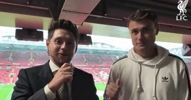 Niall Horan a Ludvig Aberg na Anfielde v zápase Premier League Liverpoolu proti Manchestru United