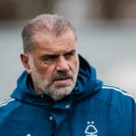 Ange Postecoglou sa pozerá