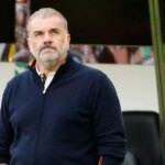 Ange Postecoglou vyzerá sklamaný počas zápasu Premier League medzi Newcastle United a Nottingham Forest v parku St James 'Park.