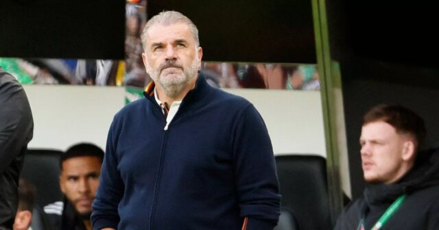 Ange Postecoglou vyzerá sklamaný počas zápasu Premier League medzi Newcastle United a Nottingham Forest v parku St James 'Park. 