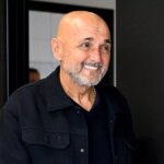 TURÍN, TALIANSKO – 30. OKTÓBRA: Nový hlavný tréner Juventusu Luciano Spalletti (L) s Damienom Comollim pri príchode do sídla Juventusu 30. októbra 2025 v talianskom Turíne. (Foto: Daniele Badolato - Juventus FC/Juventus FC cez Getty Images)