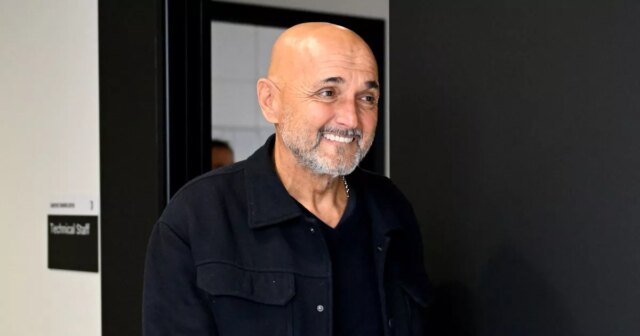 Nový manažér Juventusu povedal nespokojným fanúšikom, aby odstránil tetovanie súperov TURÍN, TALIANSKO – 30. OKTÓBRA: Nový hlavný tréner Juventusu Luciano Spalletti (L) s Damienom Comollim pri príchode do sídla Juventusu 30. októbra 2025 v talianskom Turíne. (Foto: Daniele Badolato - Juventus FC/Juventus FC cez Getty Images)