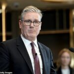 Sky Sports boli opäť nútení snímať svoje pokrytie šípky, keď nahnevaní fanúšikovia nasmerovali spev na Keir Starmer
