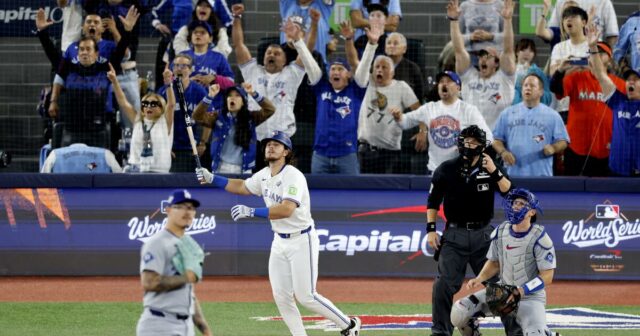 Obrázky: Dodgers vrhli na Blue Jays vo videohre 1 z kolekcie Globe 

