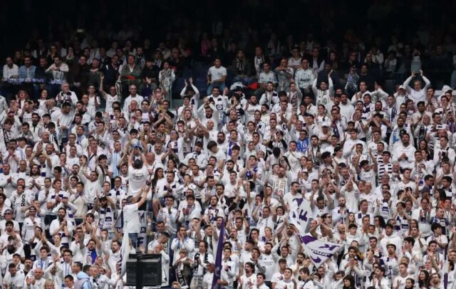 Obrázok: Skutoční madridskí nasledovníci si pripomínajú predchádzajúcu celebritu Blancos počas celého zápasu Juventusu 

