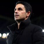 Mikel Arteta na postrannej čiare.