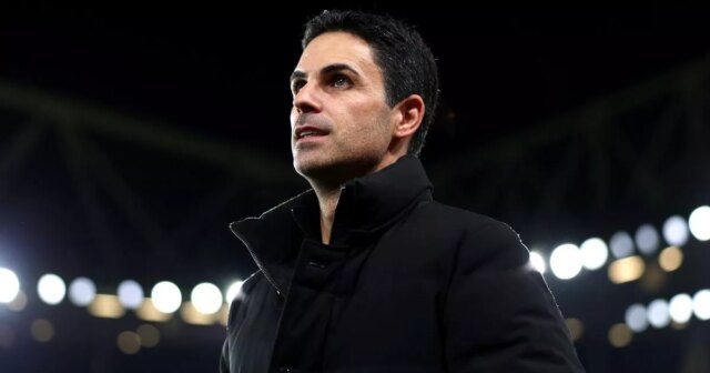 Mikel Arteta na postrannej čiare.