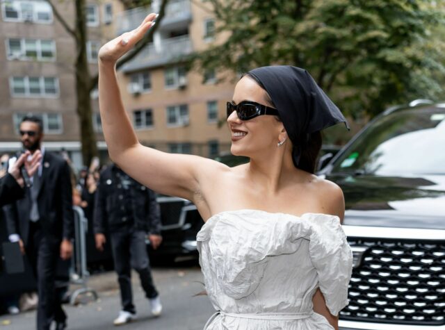 Rosalía vystupujúca na 24. výročnom odovzdávaní cien Latin GRAMMY (obrázok cez Getty)