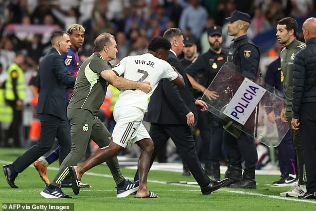 Odhalené: Ako nahnevaný Vinicius Jr. kričal, keď bol nahradený počas Vinicius Jr. bol jedným z protagonistov súboja, ktorý si vyžiadal policajný zásah, pričom päť hráčov dostalo žltú kartu a madridský náhradník Andriy Lunin bol vylúčený.