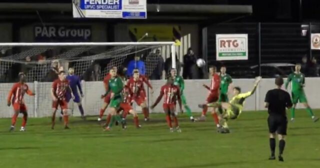 Ohromujúci vyrovnávajúci gól mimoligového brankára po prestávke je „najlepším gólom, Parádny gól Charnocka Richarda strelil neligový brankár Ryan Hamer.