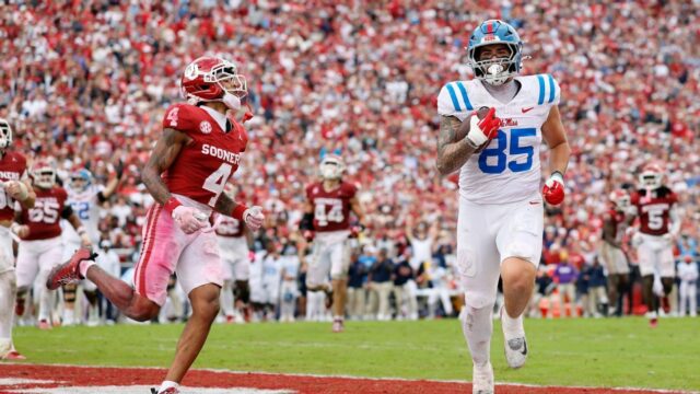 Ole Miss' bodnutie v Oklahome vedie popredných univerzitných futbalových gigantov Ole Miss' bodnutie v Oklahome vedie popredných univerzitných futbalových gigantov 9. týždňa