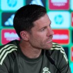 Xabi Alonso hovorí počas tlačovej konferencie
