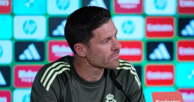 Xabi Alonso hovorí počas tlačovej konferencie