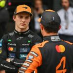 Oscar Piastri (vľavo) je na snímke s tímovým kolegom Landom Norrisom na tohtoročnej Veľkej cene Maďarska, kde sa do popredia dostala zaujatosť McLarenu voči Aussie