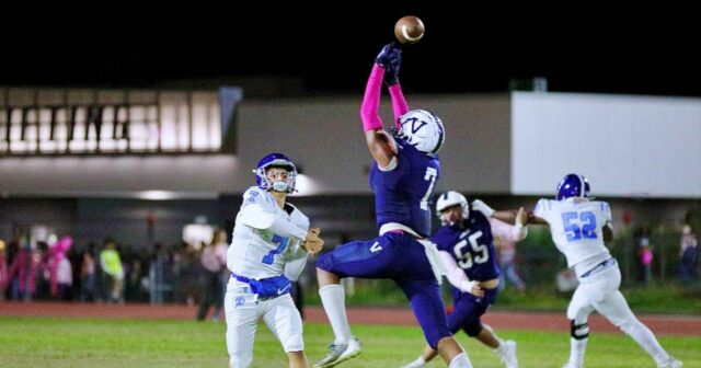 Palisades QB Jack Thomas vedie jeho skupinu k Sway Benátsky 

