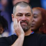 Gelsenkirchen, Nemecko - 16. júna: Mark Bellingham, otec Jude Bellingham, sleduje počas skupinového zápasu UEFA Euro 2024 medzi Srbskom a Anglickom v Arene Aufschalke 16. júna 2024 v Gelsenkirchene v Nemecku. (Foto: James Gill - Danehouse/Getty Images)