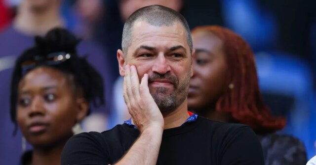 Gelsenkirchen, Nemecko - 16. júna: Mark Bellingham, otec Jude Bellingham, sleduje počas skupinového zápasu UEFA Euro 2024 medzi Srbskom a Anglickom v Arene Aufschalke 16. júna 2024 v Gelsenkirchene v Nemecku. (Foto: James Gill - Danehouse/Getty Images)