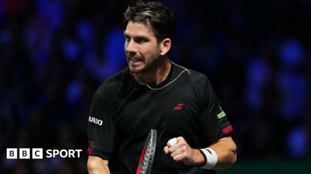 Paris Masters 2025: Cameron Norrie trápi Carlosa Alcaraza, aby sa Britain's Cameron Norrie reacts after a point as he plays against Spain's Carlos Alcaraz