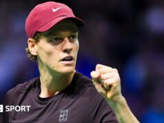 Paris Masters: Jannik Sinner porazil Bena Sheltona a dostal sa do semifinále Jannik Sinner clenches his fist during his win over Ben Shelton at the Paris Masters in 2024