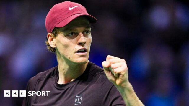 Paris Masters: Jannik Sinner porazil Bena Sheltona a dostal sa Jannik Sinner clenches his fist during his win over Ben Shelton at the Paris Masters in 2024