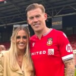 Írsky stredopoliar West Bromwich Albion James McClean (L) si odmieta obliecť tričko s emblémom vlčieho maku počas futbalového zápasu anglickej Premier League medzi Huddersfield Town a West Bromwich Albion na štadióne Johna Smitha v Huddersfielde v severnom Anglicku 4. novembra 2017. / AFP FOTO / Oli SCARFF. Nepoužívať s nepovolenými audio, video, dátami, súpiskami zápasov, klubovými/ligovými logami alebo „živými“ službami. Online použitie počas zápasu je obmedzené na 75 obrázkov, bez emulácie videa. Nepoužíva sa v stávkach, hrách alebo publikáciách pre jednotlivé kluby/ligy/hráčov. /(Fotokredit by mal byť uvedený ako OLI SCARFF/AFP cez Getty Images)