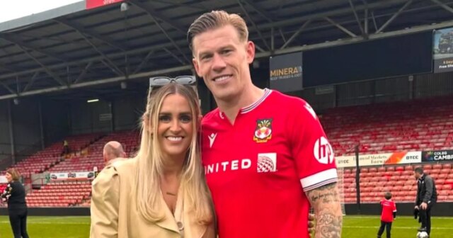 Írsky stredopoliar West Bromwich Albion James McClean (L) si odmieta obliecť tričko s emblémom vlčieho maku počas futbalového zápasu anglickej Premier League medzi Huddersfield Town a West Bromwich Albion na štadióne Johna Smitha v Huddersfielde v severnom Anglicku 4. novembra 2017. / AFP FOTO / Oli SCARFF. Nepoužívať s nepovolenými audio, video, dátami, súpiskami zápasov, klubovými/ligovými logami alebo „živými“ službami. Online použitie počas zápasu je obmedzené na 75 obrázkov, bez emulácie videa. Nepoužíva sa v stávkach, hrách alebo publikáciách pre jednotlivé kluby/ligy/hráčov. /(Fotokredit by mal byť uvedený ako OLI SCARFF/AFP cez Getty Images)