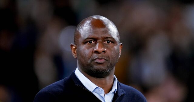 Hlavný tréner Patrick Vieira Genoa CFC sa pozerá počas zápasu Serie Serie a EniLive medzi SSC Napoli a Genoa CFC v Stadio Diego Armando Maradona 11. mája 2025 v Neapole v Taliansku (foto od Giuseppe Maffia/Nurphoto cez Getty Images)