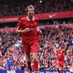 Peter Crouch oslavuje skórovanie proti tímu legiend Chelsea za Liverpool.
