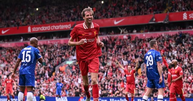 Peter Crouch oslavuje skórovanie proti tímu legiend Chelsea za Liverpool.