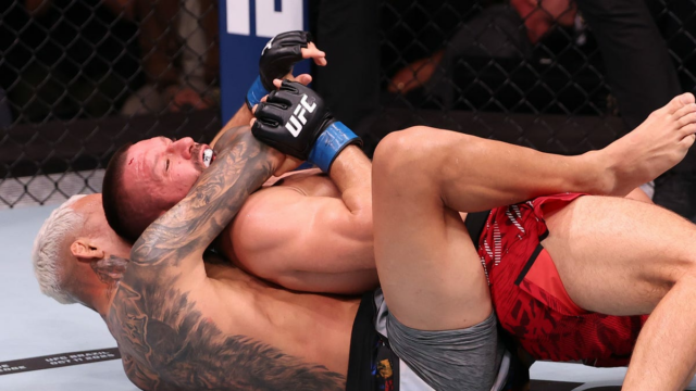 Podanie mesiaca, október 2025: Charles Oliveira tvorí históriu Podanie mesiaca, október 2025: Charles Oliveira tvorí históriu