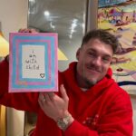 Na snímke: Angus Crichton drží to, čo si myslí, že je portrét jeho manželka Chloe, ktorá je z neho maľovaná, nevede, že obsahuje správy, ktoré zmenia jeho život