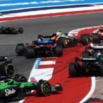 V prvej zákrute v pretekoch GP Sprint Spojených štátov nastal chaos, obaja piloti McLarenu vypadli